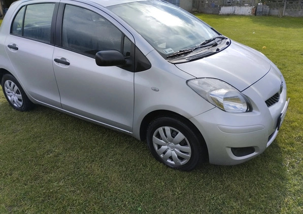 Toyota Yaris cena 16000 przebieg: 327000, rok produkcji 2011 z Gniew małe 106